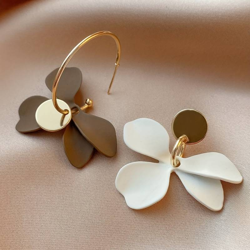 Elegant White & Brown Flower Earrings