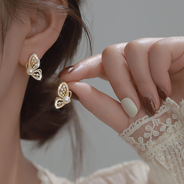 Butterfly Shiny Earrings with Pearls in Gold