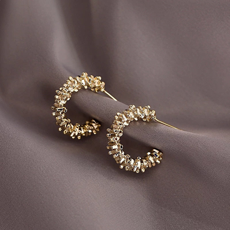 Luxury Semicircular Earrings in Gold