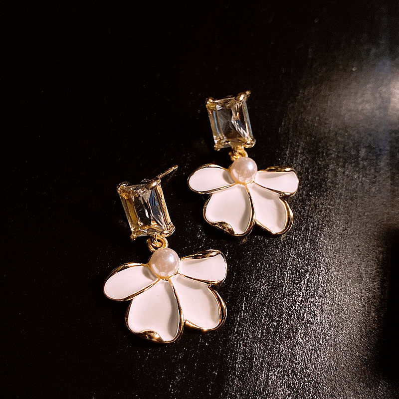 Pearl Earrings with White Gold Petals
