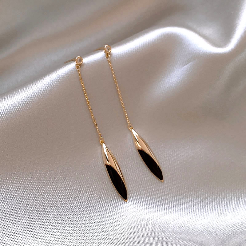 Elegant Earrings in Black Gold Plating