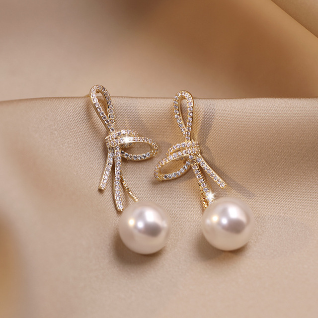 Pearl Earrings with Shiny Bow in Gold
